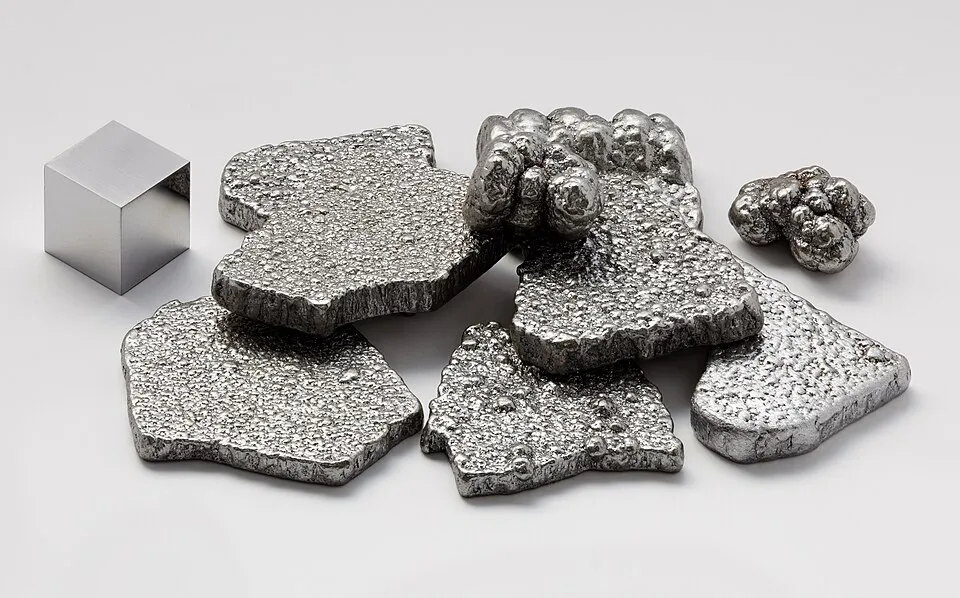 Electrolytic iron with a 1 cm3 cube